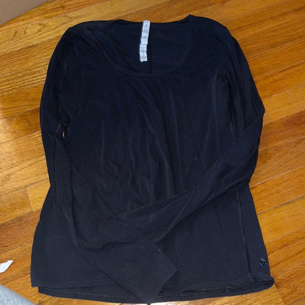 Lululemon long sleeve black tee.